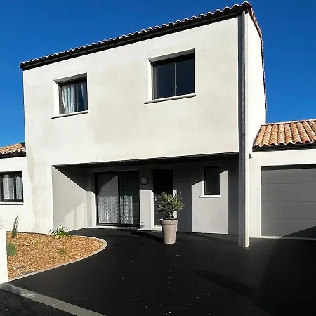 Villa Récente Avec Piscine Intérieure Chauffée, 10 Personnes *
