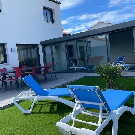 Récente Avec Piscine Intérieure Chauffée, 10 Personnes Villa