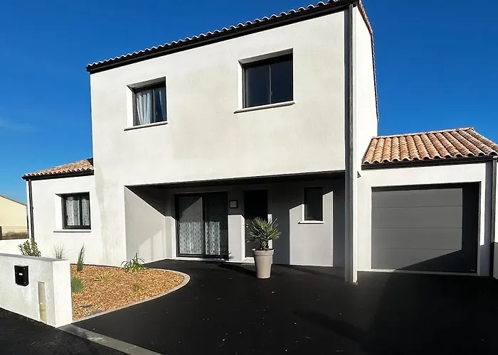 Villa Recente Avec Piscine Interieure Chauffee, 10 Personnes *