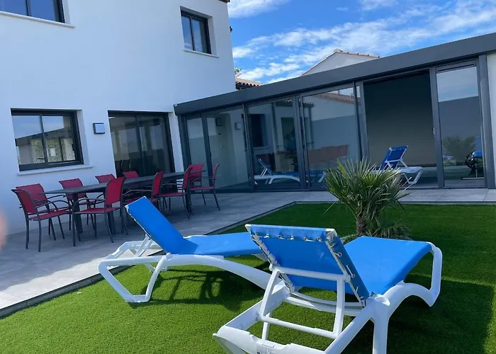 Recente Avec Piscine Interieure Chauffee, 10 Personnes Villa